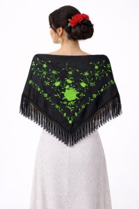 manton negro bordado verde flecos cortos